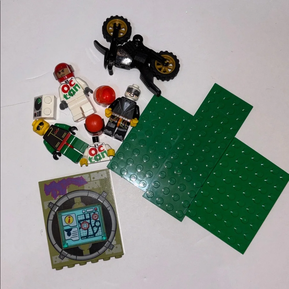 LEGO-style Motorbike Minifigure Set with Green Baseplates